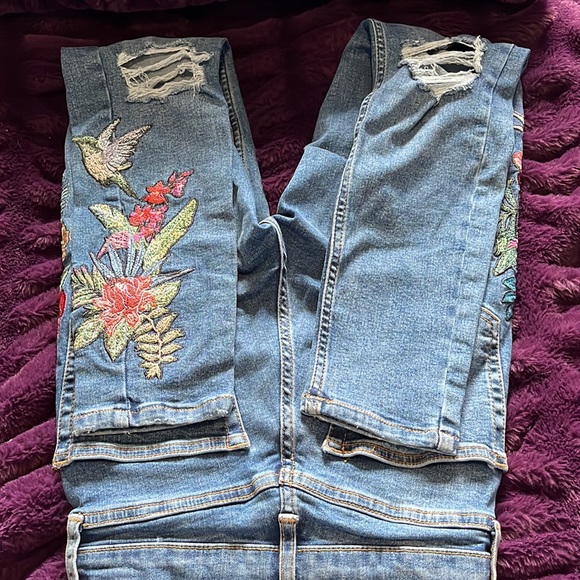 Embroidered floral distressed skinny jeans - Picture 2 of 6
